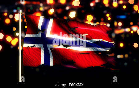 Norvegia bandiera nazionale dilaniata dalla guerra bruciato libertà notte 3D Foto Stock