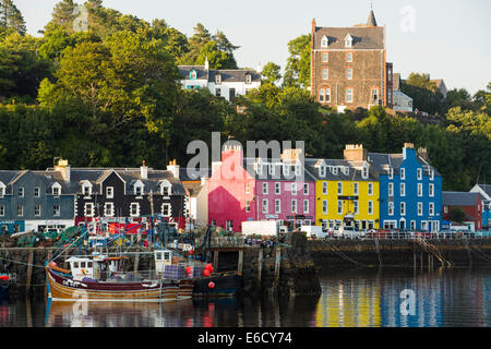 La mitica passeggiata di Tobermory sull'Isle of Mull, Scozia, con i suoi dipinti colouful negozi. Foto Stock