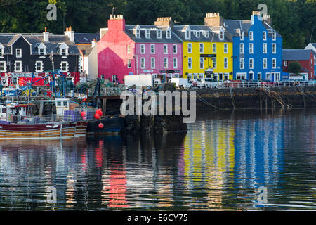 La mitica passeggiata di Tobermory sull'Isle of Mull, Scozia, con i suoi dipinti colouful negozi. Foto Stock