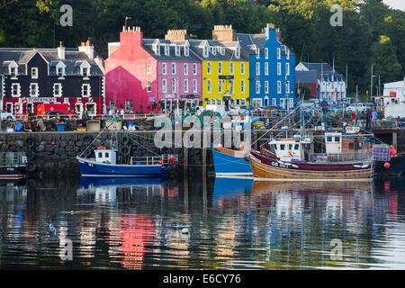 La mitica passeggiata di Tobermory sull'Isle of Mull, Scozia, con i suoi dipinti colouful negozi. Foto Stock