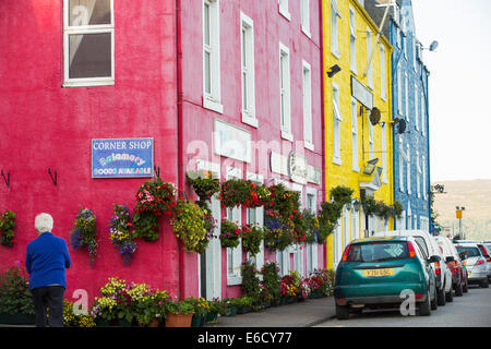 La mitica passeggiata di Tobermory sull'Isle of Mull, Scozia, con i suoi dipinti colouful negozi. Foto Stock