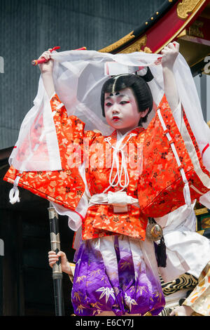 I bambini che partecipano a prestazioni Kabuki in cima a un yatai (festival galleggiante) durante Furukawa Festival, Hida-Furukawa, Gifu, Giappone. Foto Stock