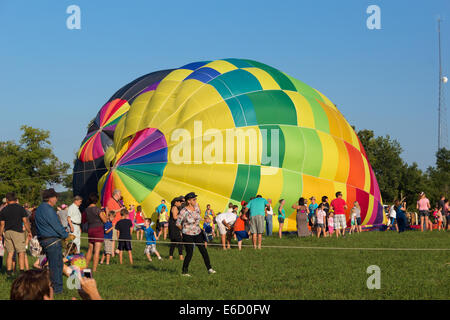 METAMORA, Michigan - 24 agosto 2013: i palloni ad aria calda lanciare all annuale Paese Metamora giorni e aria calda Balloon Festival. Foto Stock