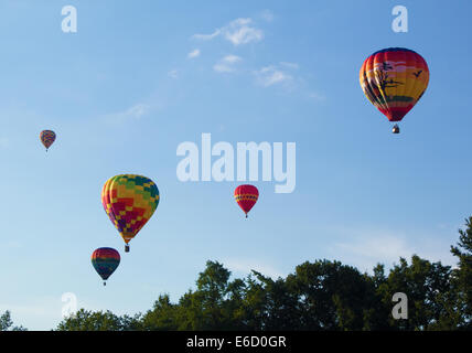 METAMORA, Michigan - 24 agosto 2013: i palloni ad aria calda lanciare all annuale Paese Metamora giorni e aria calda Balloon Festival. Foto Stock