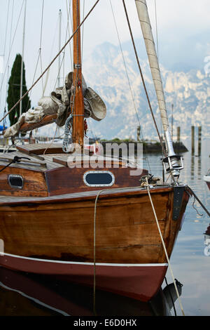 Barche a vela nella marina, Torbole sul lago di Garda, Lago di Garda, Trentino, Italia, Europa Foto Stock