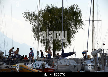 Barche a vela nella marina, Torbole sul lago di Garda, Lago di Garda, Trentino, Italia, Europa Foto Stock