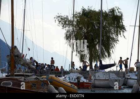 Barche a vela nella marina, Torbole sul lago di Garda, Lago di Garda, Trentino, Italia, Europa Foto Stock