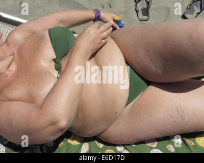 La mezza età sovrappeso donna in bikini Foto Stock