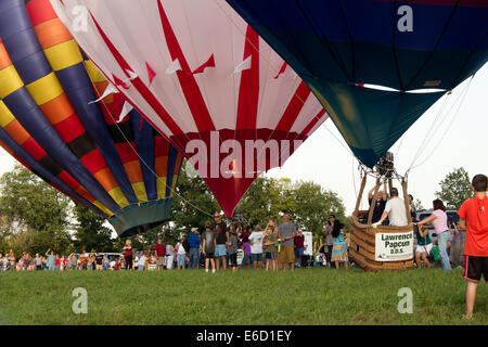 METAMORA, Michigan - 24 agosto 2013: i palloni ad aria calda lanciare all annuale Paese Metamora giorni e aria calda Balloon Festival. Foto Stock