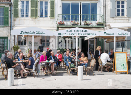 La gente seduta al di fuori del ristorante a la flotte, l'île de Ré, Charente-Maritime, Francia Foto Stock