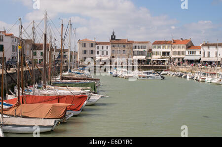 Vecchia barca a vela e altre imbarcazioni ormeggiate nel porto di La Flotte l'île de Ré, Charente-Maritime, Francia Foto Stock