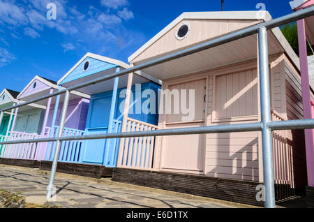 Una fila di cabine sulla spiaggia, in Essex REGNO UNITO Foto Stock