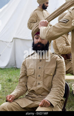 British esercito indiano mettendo sul turbanti Foto Stock