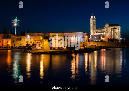 Fuochi d'artificio, porto, la cattedrale romanica di Trani, XI secolo, città vecchia Trani, Puglia, Italia Foto Stock