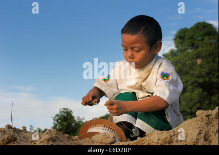 Ragazzo giovane volare un aquilone, Irrawaddy, Mandalay Mandalay distretto, Myanmar Foto Stock