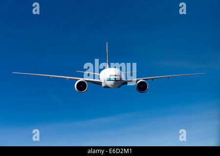 Cathay Pacific Boeing 777-367 ER in volo Foto Stock