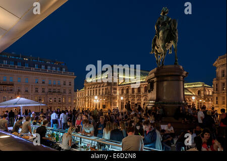 Party sulla terrazza dell'Albertina di sera, statua equestre di Arciduca Albrecht sulla destra, Vienna, Vienna stato Foto Stock