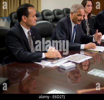 Ferguson, Mo. 20 agosto 2014. Stati Uniti il procuratore generale Eric Holder, centro durante il suo incontro con l'agente speciale in carica William P. Woods, sinistra e Acting Assistant Attorney General per i diritti civili Molly Moran, a destra al FBI edificio di San Louis, Mo., mercoledì 20 agosto, 2014. Titolare ha viaggiato a San Louis-area per supervisionare il governo federale di indagine per le riprese di 18-anno-vecchio Michael Brown da un funzionario di polizia su Agosto 9th. Credito: dpa picture alliance/Alamy Live News Foto Stock