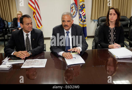 Ferguson, Mo. 20 agosto 2014. Stati Uniti il procuratore generale Eric Holder, centro durante il suo incontro con l'agente speciale in carica William P. Woods, sinistra e Acting Assistant Attorney General per i diritti civili Molly Moran, a destra al FBI edificio di San Louis, Mo., mercoledì 20 agosto, 2014. Titolare ha viaggiato a San Louis-area per supervisionare il governo federale di indagine per le riprese di 18-anno-vecchio Michael Brown da un funzionario di polizia su Agosto 9th. Credito: dpa picture alliance/Alamy Live News Foto Stock