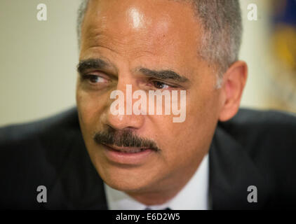 Ferguson, Mo. 20 agosto 2014. Stati Uniti il procuratore generale Eric Holder durante la sua riunione presso l'edificio del FBI a St Louis, Mo., mercoledì 20 agosto, 2014. Titolare ha viaggiato a San Louis-area per supervisionare il governo federale di indagine per le riprese di 18-anno-vecchio Michael Brown da un funzionario di polizia su Agosto 9th. Titolare ha promesso un " equo e l' approfondita indagine sull'uccisione di una giovane uomo nero, Michael Brown, chi era disarmato quando un bianco poliziotto ha sparato lui più volte. Credito: dpa picture alliance/Alamy Live News Foto Stock