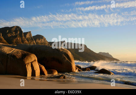 Spiaggia di Camps Bay, Città del Capo, Western Cape, Sud Africa Foto Stock