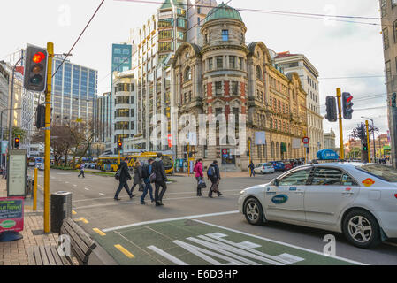 Main Street Wellington City nuova zelanda con pedoni camminando per strada semaforo del centro città di turisti Foto Stock