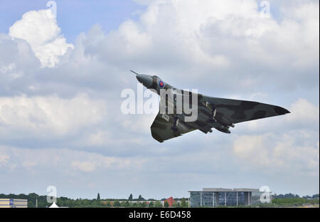 L’ultimo bombardiere al mondo Avro Vulcan in volo in quella che probabilmente sarà la sua ultima apparizione a Farnborough. Hamshire, Inghilterra, Regno Unito Foto Stock