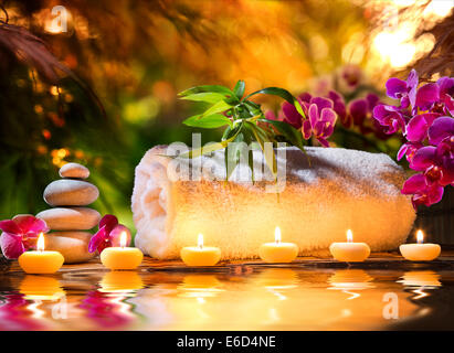 Massaggio spa in giardino - candele e acqua Foto Stock