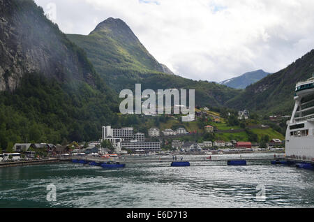 Geirnger fiordo, una delle più belle nella Norvegia meridionale.L'intero aspetto del fiordo con le sue montagne e ripide scogliere. Foto Stock