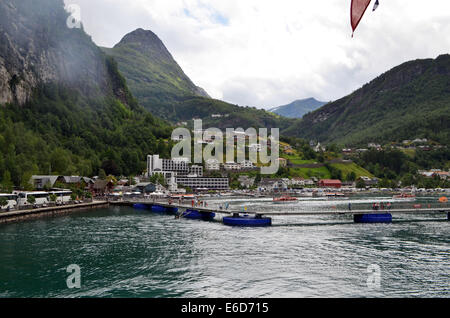 Geirnger fiordo, una delle più belle nella Norvegia meridionale.L'intero aspetto del fiordo con le sue montagne e ripide scogliere. Foto Stock