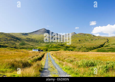 Una casa isolata sotto ben più a Mull, Scotland, Regno Unito. Foto Stock