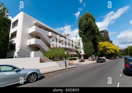 Il Bauhaus influenzato 1930 Isokon modernista appartamento edificio, progettato da Wells Coates, Hampstead, Londra. Foto Stock