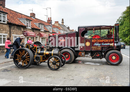 I veicoli a vapore in Thorton le Dale village durante il Pickering motore trazione rally Foto Stock