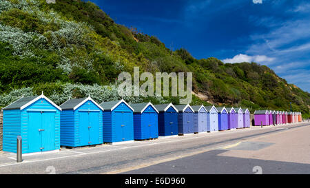 In legno colorato capanne sulla spiaggia a Bournemouth sulla costa sud dell'Inghilterra UK Europa Foto Stock