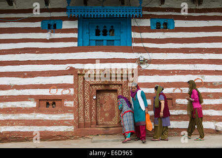 Arancione e bianco striato tempio indù, Old Manali, Himachal Pradesh, India Foto Stock