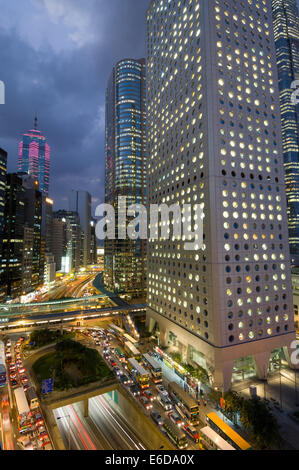 Il traffico intenso di fronte Jardine House, la Jardine Matheson edificio, visto dal Mandarin Oriental Hotel, Hong Kong, Cina Foto Stock