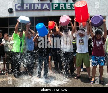 Kuala Lumpur, Malesia. 21 Ago, 2014. I membri dello staff della Cina premere partecipare nel secchiello del ghiaccio sfida di Kuala Lumpur in Malesia, il 21 agosto 2014. Il sistema ALS secchiello per il ghiaccio sfida, che era iniziato tre settimane fa, è parte di una campagna di beneficenza per la lotta contro la malattia "Lou Gehrig". Credito: Chong Voon Chung/Xinhua/Alamy Live News Foto Stock