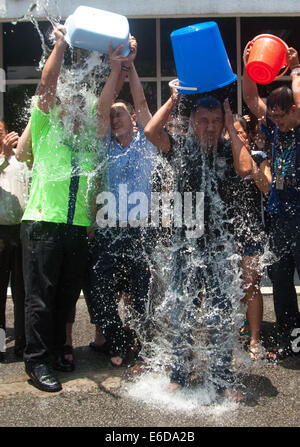 Kuala Lumpur, Malesia. 21 Ago, 2014. I membri dello staff della Cina premere partecipare nel secchiello del ghiaccio sfida di Kuala Lumpur in Malesia, il 21 agosto 2014. Il sistema ALS secchiello per il ghiaccio sfida, che era iniziato tre settimane fa, è parte di una campagna di beneficenza per la lotta contro la malattia "Lou Gehrig". Credito: Chong Voon Chung/Xinhua/Alamy Live News Foto Stock