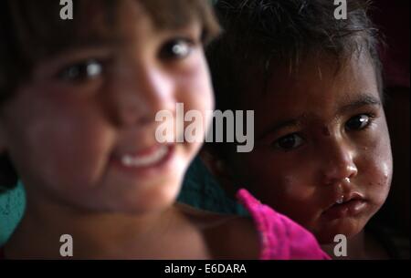 A Kabul, Afghanistan. 21 Ago, 2014. Bambini afgani sono visti dentro una tenda in un campo profughi a Kabul, in Afghanistan, il 21 agosto 2014. Credito: Ahmad Massoud/Xinhua/Alamy Live News Foto Stock