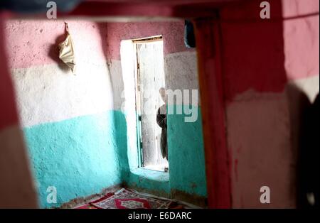 A Kabul, Afghanistan. 21 Ago, 2014. Un bambino afghano guarda dentro una tenda in un campo profughi a Kabul, in Afghanistan, il 21 agosto 2014. Credito: Ahmad Massoud/Xinhua/Alamy Live News Foto Stock