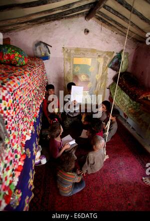 A Kabul, Afghanistan. 21 Ago, 2014. Bambini afgani a studiare in una tenda in un campo profughi a Kabul, in Afghanistan, il 21 agosto 2014. Credito: Ahmad Massoud/Xinhua/Alamy Live News Foto Stock