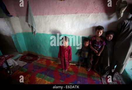 A Kabul, Afghanistan. 21 Ago, 2014. Bambini afgani stand all'interno di una tenda in un campo profughi a Kabul, in Afghanistan, il 21 agosto 2014. Credito: Ahmad Massoud/Xinhua/Alamy Live News Foto Stock