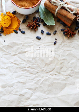 Condimento su sfondo carta closeup alimentare Foto Stock