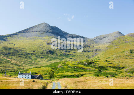 Una casa isolata sotto ben più sull'Isle of Mull, Scotland, Regno Unito. Foto Stock