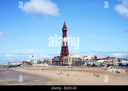 La Blackpool Tower in Lancashire, Inghilterra vista lungo la spiaggia dal molo centrale Foto Stock