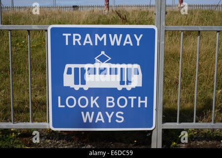 Segno attenzione pedoni di tram Foto Stock