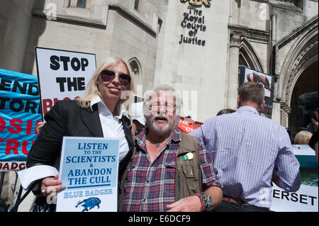 Royal Courts of Justice di Londra, Regno Unito. Il 21 agosto 2014. Una grande folla di anti badger cull manifestanti radunati fuori il Royal Courts of Justice come Badger fiducia era in tribunale con una nuova sfida giuridica nel corso del governo badger cull politica. L'organizzazione desidera una sentenza della Corte suprema che indica che non vi è stato un guasto illegale per mettere a punto un gruppo di esperti indipendenti per la supervisione di quest'anno di macellazione prevista nel Gloucestershire e Somerset. Nella foto: Bill Oddie. Credito: Lee Thomas/Alamy Live News Foto Stock