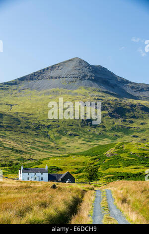 Una casa isolata sotto ben più sull'Isle of Mull, Scotland, Regno Unito. Foto Stock