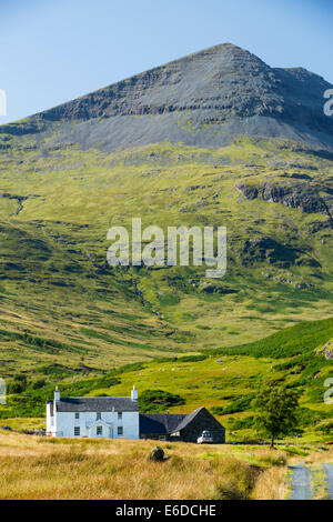 Una casa isolata sotto ben più sull'Isle of Mull, Scotland, Regno Unito. Foto Stock
