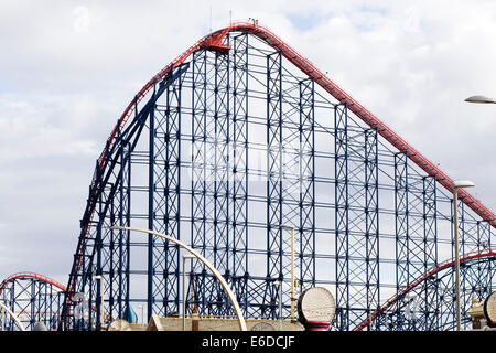 Rollercoaster sulla Pleasure Beach di Blackpool Lancashire Regno Unito Foto Stock